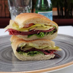 Pastrami con Emmental y Pepinillos