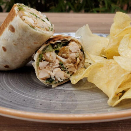 Wrap de Ensalada Çaesar con Pollo