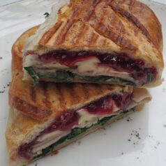 Pavo Brie con Salsa de Frutos Rojos