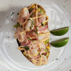 Tostada de Aguacate Camarones y Mayonesa Picante